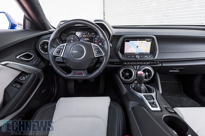 2016-Chevrolet-Camaro-SS-cockpit