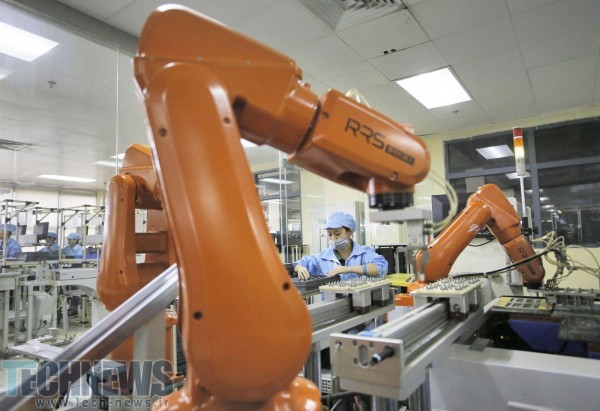 فاکس‌کان 60 هزار نیروی کار انسانی را با ربات‌ها جایگزین کرد