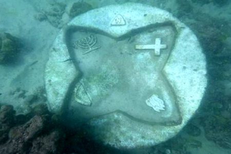 باستان شناسان حین غواصی شیء ناشناخته ای را در بستر خلیج فارس کشف کردند