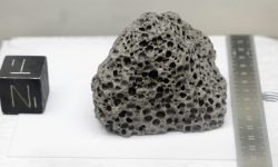 نمونه سنگ ماه پس از پنجاه سال بررسی می شود