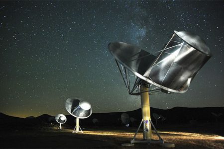 یک محقق فضایی سیگنال دریافتی تلسکوپ رادیویی SETI را به موجودات فرازمینی نسبت می دهد
