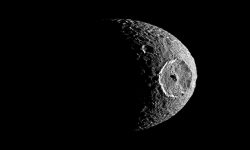 ناسا تصاویری از کوچکترین قمر زحل منتشر کرد