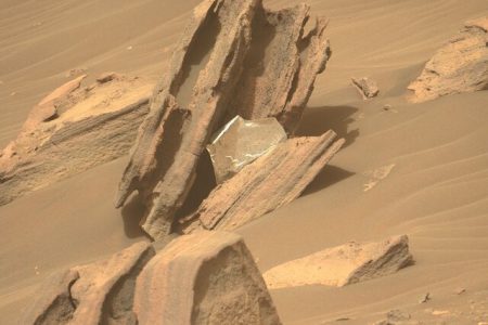 ثبت تصویری از یک شی براق توسط مریخ نورد استقامت