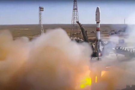 ماهواره ایرانی خیام از خاک قزاقستان و با راکت روسی سایوز به فضا ارسال شد