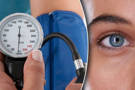 معاینه چشم ابتلا به فشار خون بالا را نشان می دهد