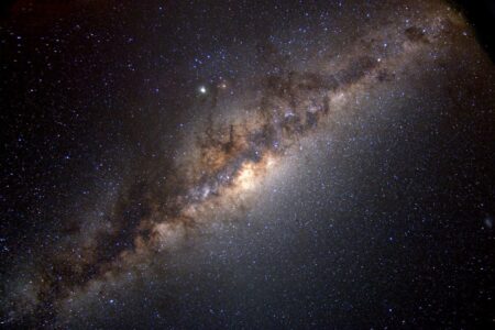 ممکن است ماده تاریک مانند شهاب سنگ از جو زمین عبور کند