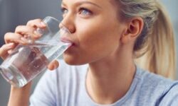 محققان توصیه به نوشیدن ۸ لیوان آب در روز را رد کردند