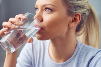 محققان توصیه به نوشیدن ۸ لیوان آب در روز را رد کردند