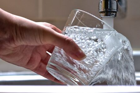 هر لیوان آب لوله کشی از چرخه مداوم تصفیه فاضلاب به شیر آب بازگشته است