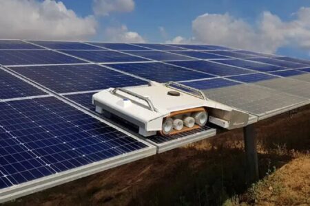 ساخت رباتی که می تواند پنل های خورشیدی را به تنهایی تمیز کند