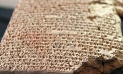 رمزگشایی از یک لوح قدیمی ۲۰۰۰ ساله با کمک هوش مصنوعی