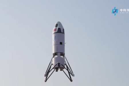 چین برای نخستین بار موفق به فرود عمودی یک موشک شد