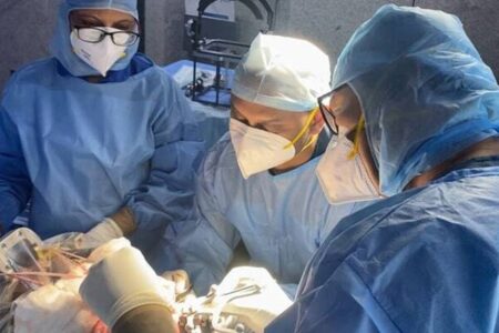 موفقیت پزشکان در جراحی یک نوزاد پیش از تولد
