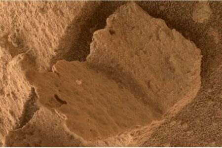 مریخ نورد ناسا تصویری از یک سنگ ارسال کرد که شبیه به کتاب است