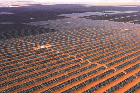 نخستین مزرعه بادی و خورشیدی چین در بیابان به شبکه برق متصل شد