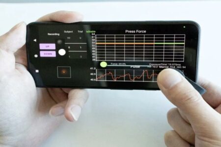 امکان اندازه گیری فشار خون با موبایل با کمک یک گیره ده سانتی ایجاد شد
