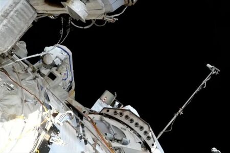 فضانوردان روس قطعاتی از ایستگاه فضایی را در فضا رها کردند