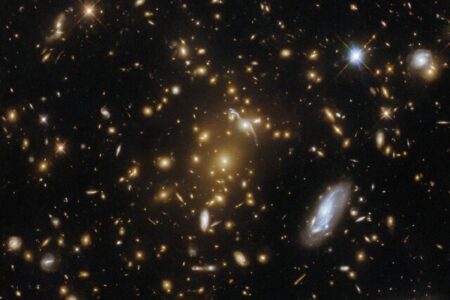 یک هیولای کهکشانی در دام تلسکوپ فضایی هابل