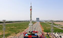 چین از دو موشک در ماموریت سرنشین دار به ماه استفاده می کند