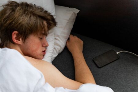 اپل در مورد شارژ کردن گوشی هنگام خوابیدن هشدار داد