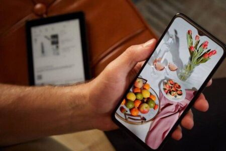 شرکت تی سی ال گوشی هوشمند مجهز به نمایشگر با حس کاغذی را عرضه می‌کند