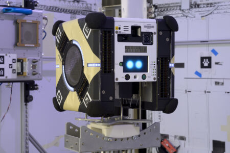 ربات آزاد پرواز ناسا پس از تعمیر به ایستگاه فضایی بین المللی بازگشت