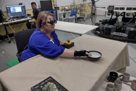 عینک جدید محققان با الهام از خفاش‌ها بینایی را به افراد نابینا برمی‌گرداند