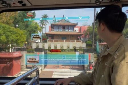این شیشه اتوبوس می‌تواند اطلاعات مربوط به جاذبه‌های گردشگری را به شما نشان دهد