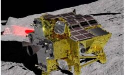 فضاپیمای ژاپنی به صورت سر و ته روی سطح ماه فرود آمده است