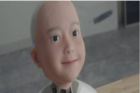 ربات انسان نمای یوئی Yui از طریق عینک واقعیت مجازی و هدست کنترل می‌شود