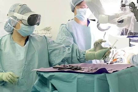 برای نخستین بار هدست اپل ویژن پرو توسط پزشکان بریتانیایی در یک عمل جراحی مورد استفاده قرار گرفت