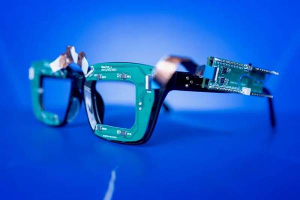 این عینک جدید بدون نیاز به دوربین حرکات چشم را ردیابی می‌کند