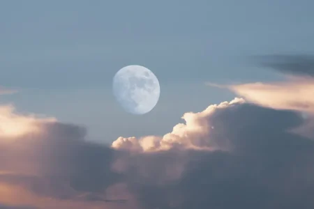 دیدن ماه کامل در روز : چرا ماه در طول روز قابل مشاهده است؟