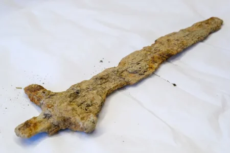شمشیر هزار ساله وایکینگ ها از دل خاک نروژ سر برآورد