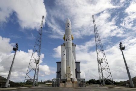 موشک آریان ۶ متعلق به آژانس فضایی اروپا فردا پرتاب می‌شود