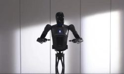 شرکت Pudu Robotics ربات نیمه‌انسانی D7 را معرفی کرد
