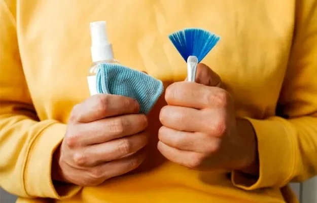 پاک کردن لکه تلویزیون