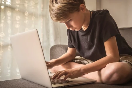 دولت بریتانیا محدودسازی VPN را با ایمنی کودکان پیوند زد