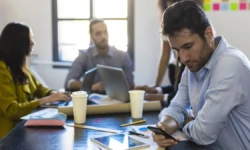 نزدیک به یک سوم کارکنان در جلسات تلفن همراه خود را مرور میکنند
